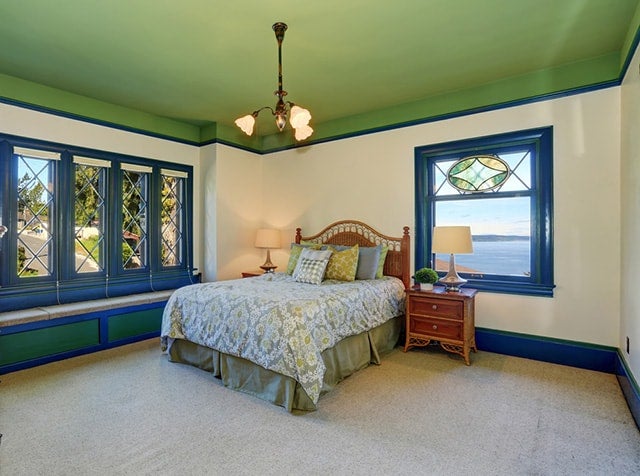Trang trí phòng ngủ màu xanh lá cây với điểm nhấn xanh navy