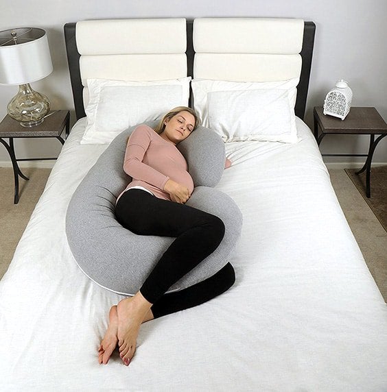 Slapen met voedingskussen; beste slaaphouding tijdens zwangerschap - Mamaliefde