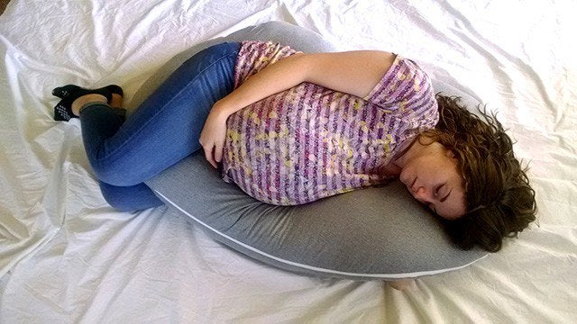 https://www.thesleepjudge.com/wp-content/uploads/2017/11/beautiful-pregnant-woman-sleeping.jpg