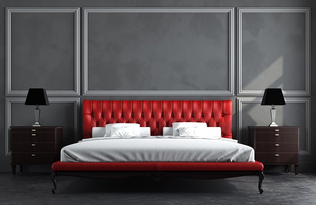 Giường lớn màu đỏ nổi bật giữa căn phòng