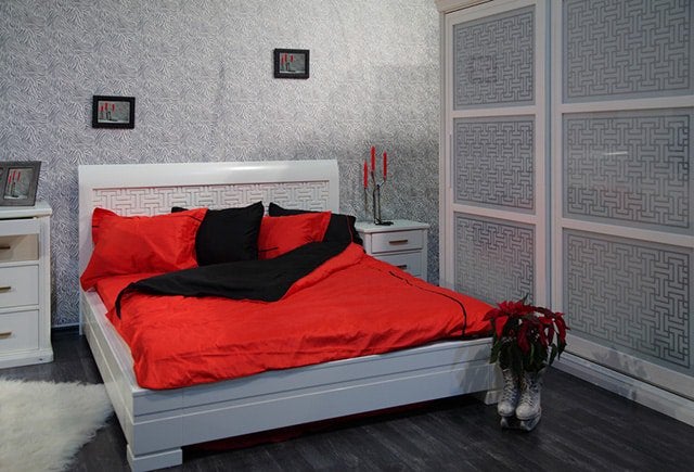 Khăn trải giường đơn giản màu đỏ
