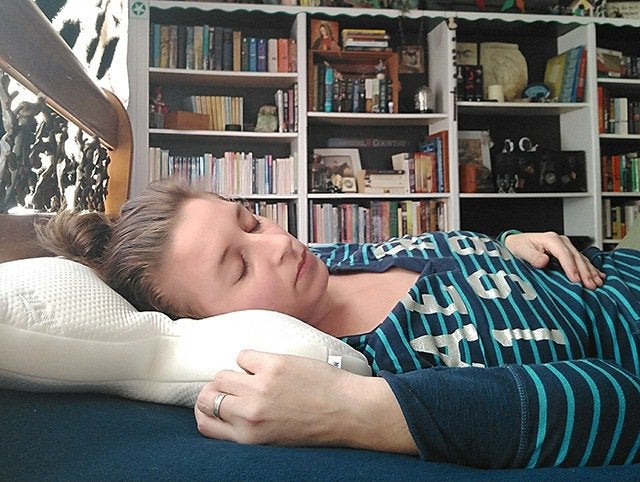 https://www.thesleepjudge.com/wp-content/uploads/2018/02/tempur-embrace-pillow-back-sleeping.jpg