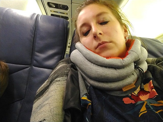 Cum dormi in avion