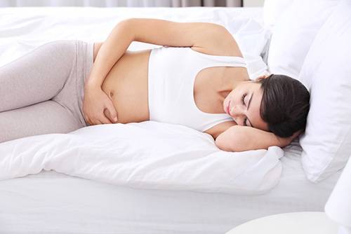 https://www.thesleepjudge.com/wp-content/uploads/2021/06/pregnant-woman-sleeping-on-left-side.jpg